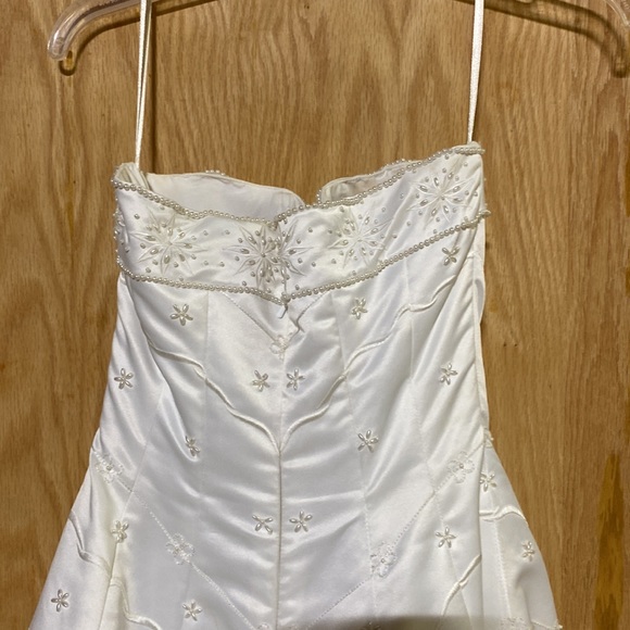 Beautiful white gown. - Picture 5 of 6